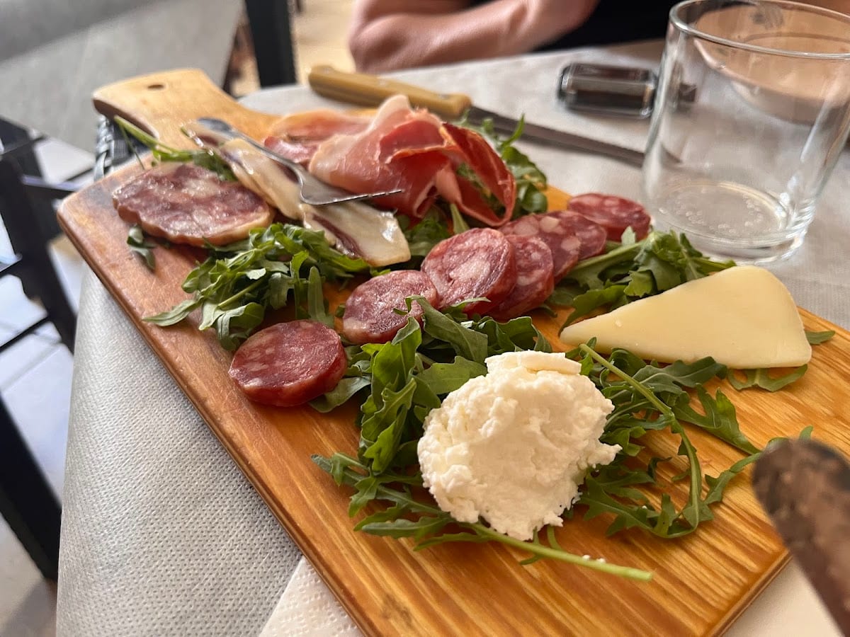 Tagliere di salumi e formaggi con ricotta
