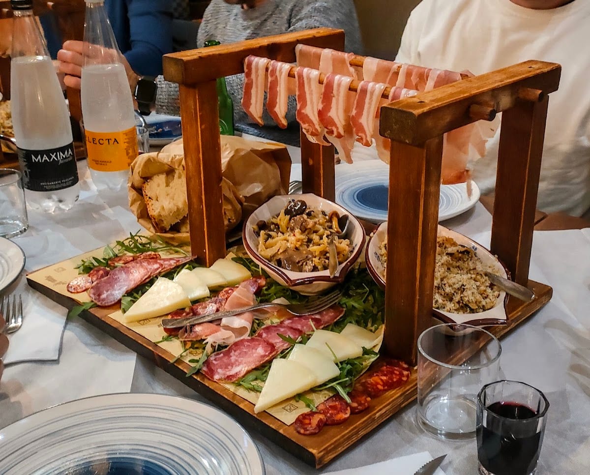 Grande tagliere rustico con salumi, formaggi e contorni